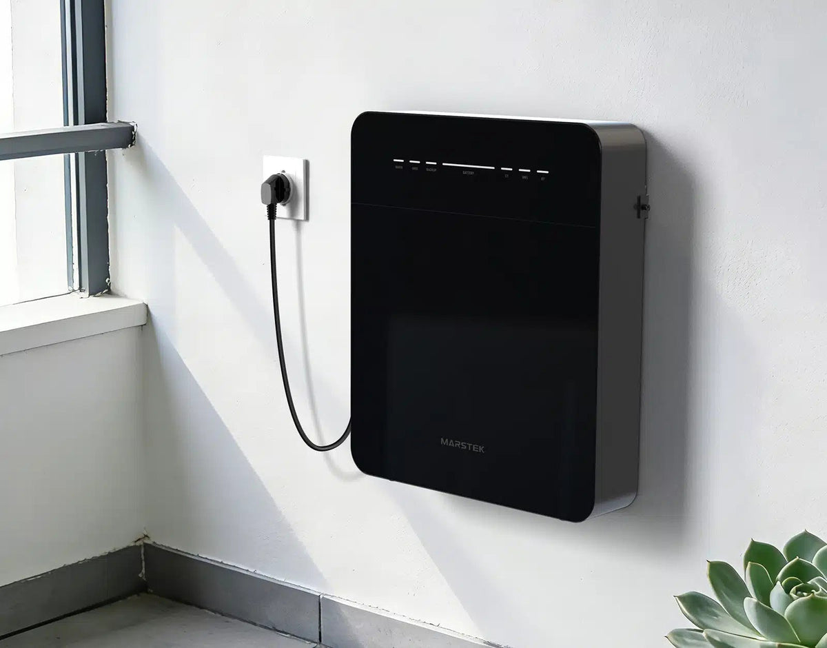 Marstek Venus E Mini stekkerbatterij 2 kWh aan de muur bij stopcontact